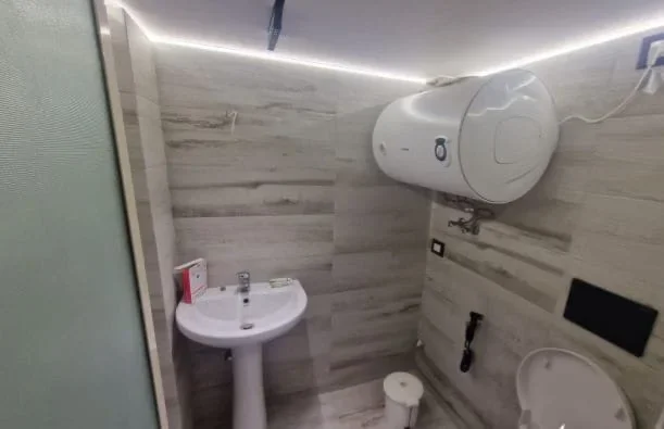 Tirane, jepet me qera apartament duplex 2+1 Kati 1, 75 m² 500 € (Fondacioni Eleonor)