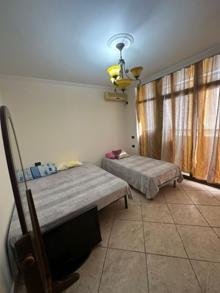 Tirane, jepet me qera apartament 3+1 Kati 4, 140 m² 700 € (Delijorgji)