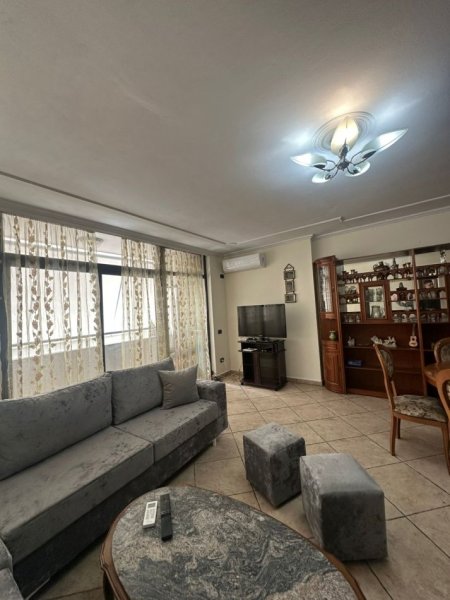 Tirane, jepet me qera apartament 3+1 Kati 4, 140 m² 700 € (Delijorgji)