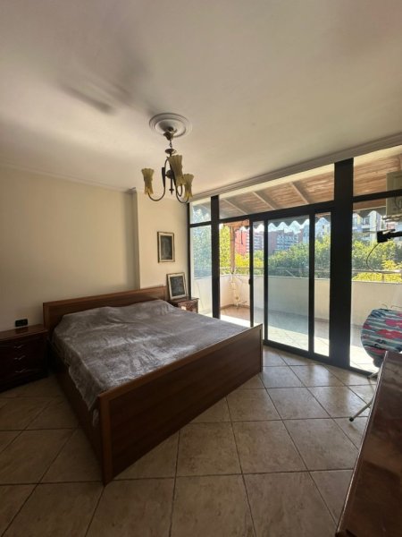 Tirane, jepet me qera apartament 3+1 Kati 4, 140 m² 700 € (Delijorgji)