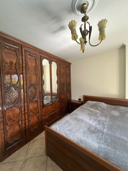 Tirane, jepet me qera apartament 3+1 Kati 4, 140 m² 700 € (Delijorgji)