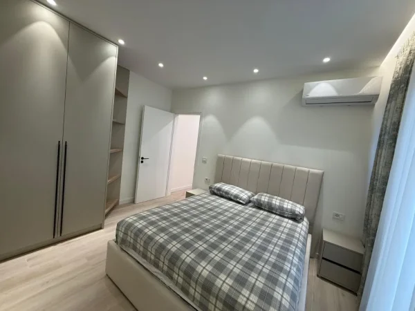 Tirane, jepet me qera apartament 1+1+Ballkon Kati 5, 700 € (Don Bosko)