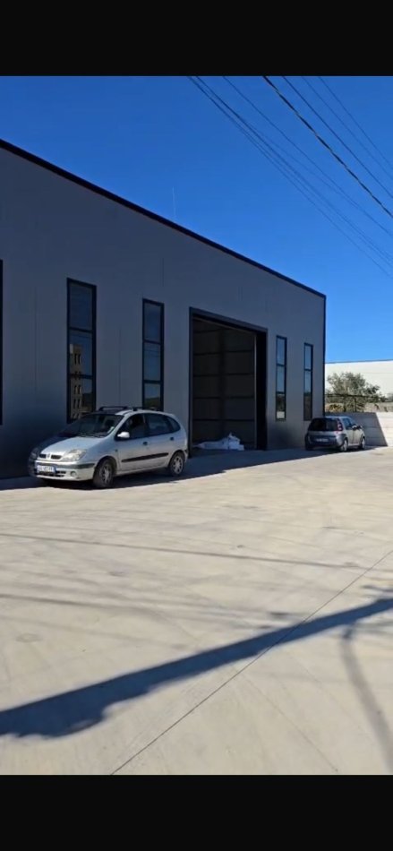 Tirane, jepet me qera magazine Kati 0, 1.000 m² 2.000 € (VORE)