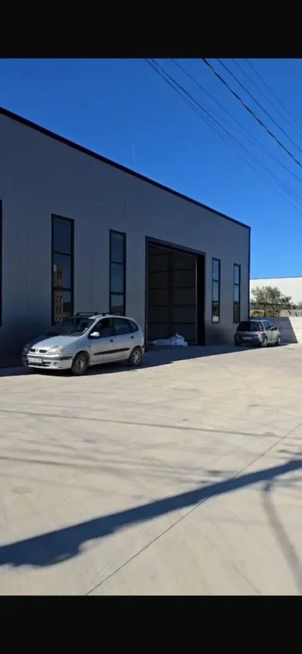 Tirane, jepet me qera magazine Kati 0, 1.000 m² 2.000 € (VORE)