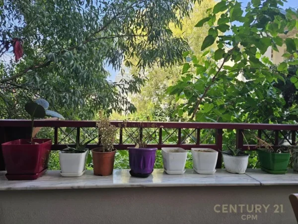 Tirane, jepet me qera apartament 3+1 Kati 2, 130 m² 1.800 € (Lion Park)