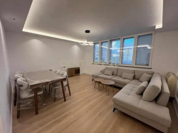 Tirane, jepet me qera apartament 2+1 Kati 4, 110 m² 850 € (Komuna Parisit)