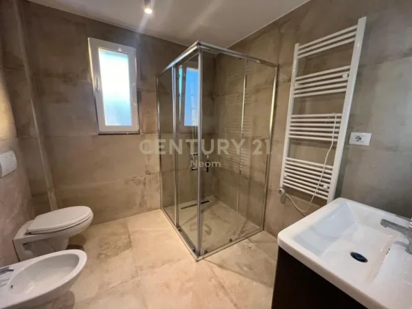 Tirane, jepet me qera apartament 2+1 Kati 4, 110 m² 850 € (Komuna Parisit)