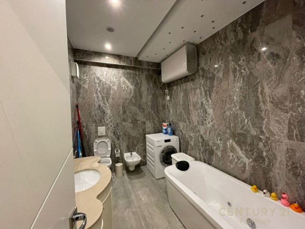 Tirane, jepet me qera apartament 3+1+Aneks+Ballkon Kati 2, 130 m² 1.500 € (Kopshti Botanik)