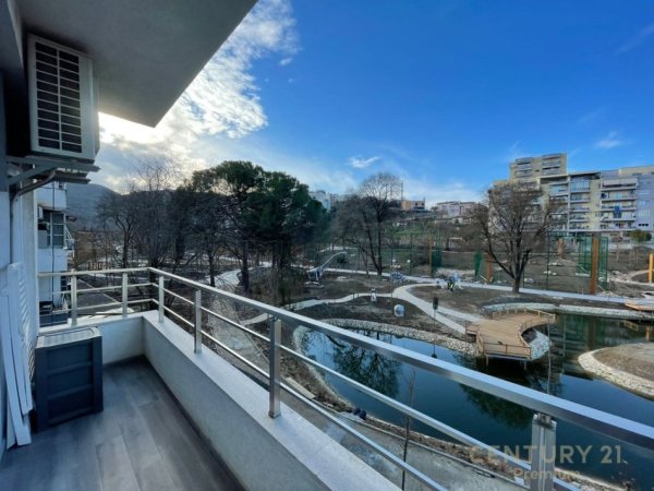 Tirane, jepet me qera apartament 3+1+Aneks+Ballkon Kati 2, 130 m² 1.500 € (Kopshti Botanik)