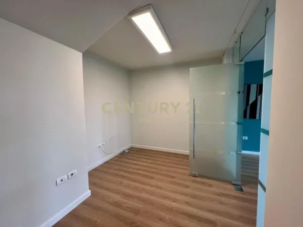 Tirane, jepet me qera ambjent biznesi Kati 5, 115 m² 1.200 € (Bulevardi Deshmoret e Kombit)