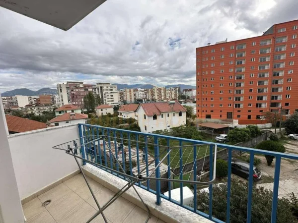 Tirane, jepet me qera apartament 2+1+Aneks+Ballkon Kati 2, 85 m² 500 € (Yzberisht)