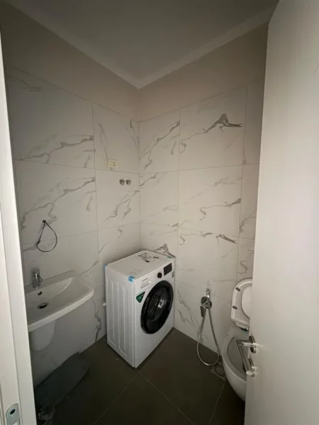 Tirane, jepet me qera apartament 1+1 Kati 7, 70 m² 700 € (mine peza)