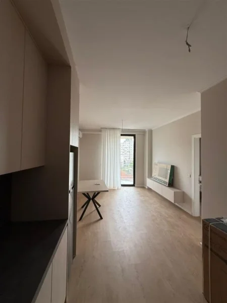 Tirane, jepet me qera apartament 1+1 Kati 7, 70 m² 700 € (mine peza)