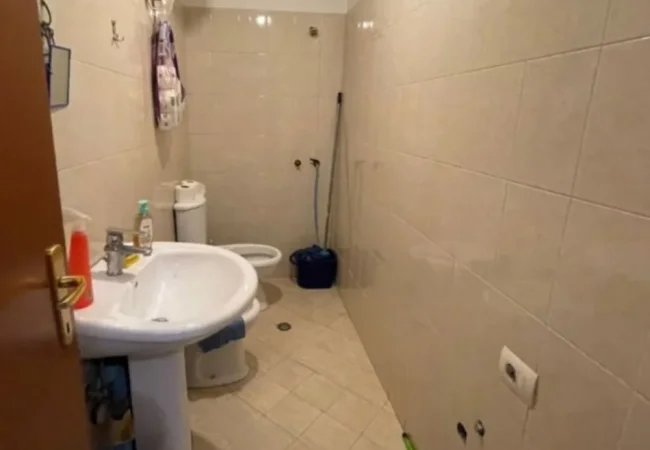 Tirane, jepet me qera zyre , 70 m² 500 € 