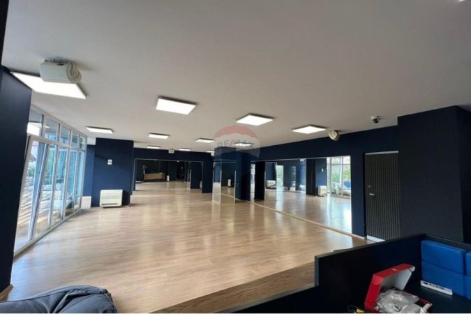 Tirane, jepet me qera ambjent biznesi Kati 2, 1.750 € (KIka 2)