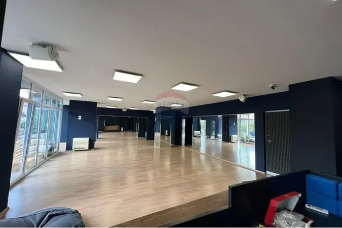 Tirane, jepet me qera ambjent biznesi Kati 2, 1.650 € (KIka 2)