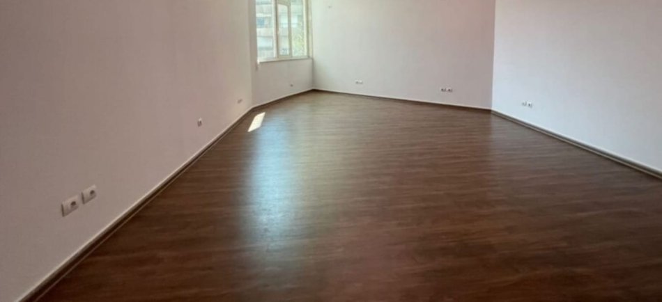 Tirane, jepet me qera zyre Kati 1, 70 m² 500 € 