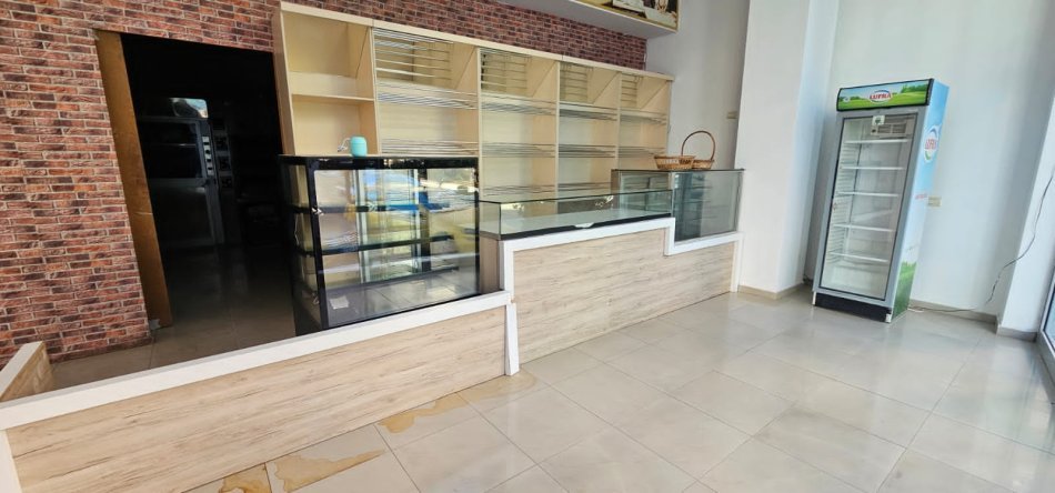 Tirane, jepet me qera dyqan Kati 1, 80 m² 800 € (Astrit Losha)