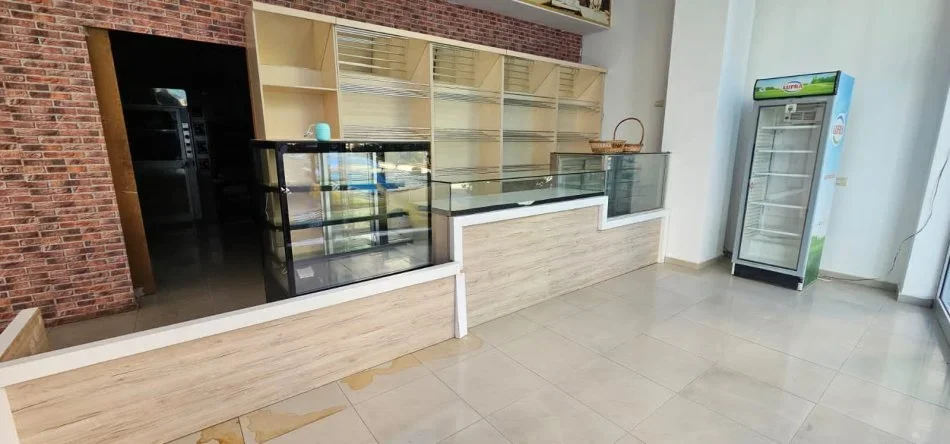 Tirane, jepet me qera dyqan Kati 1, 80 m² 800 € (Astrit Losha)