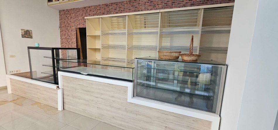Tirane, jepet me qera dyqan Kati 1, 80 m² 800 € (Astrit Losha)