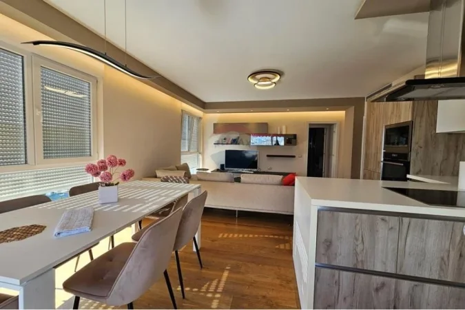 Tirane, shitet apartament 3+1+Ballkon Kati 4, 136 m² 370.000