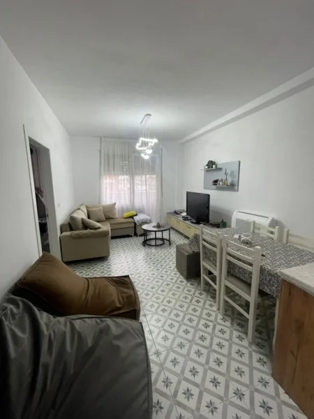 Tirane, jepet me qera apartament 1+1 Kati 10, 65 m² 450 € (rruga e kavajes)