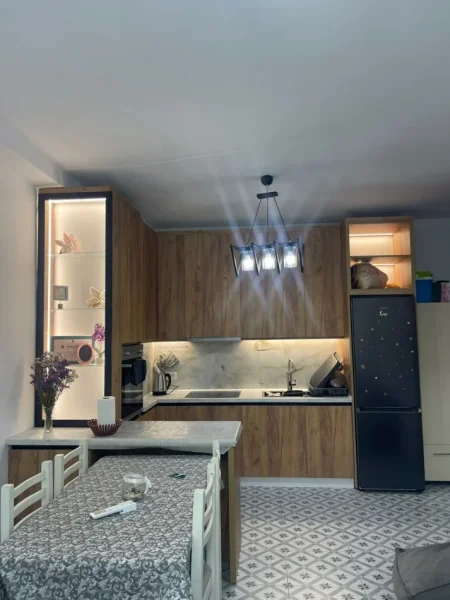 Tirane, jepet me qera apartament 1+1 Kati 10, 65 m² 450 € (rruga e kavajes)