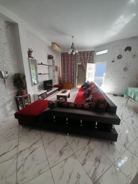 Apartament me Qera 1+1, Mobiluar, 450 E, në Fillim te Rrugës 5 Maj, Tiranë