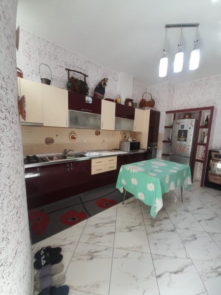 Apartament me Qera 1+1, Mobiluar, 450 E, në Fillim te Rrugës 5 Maj, Tiranë