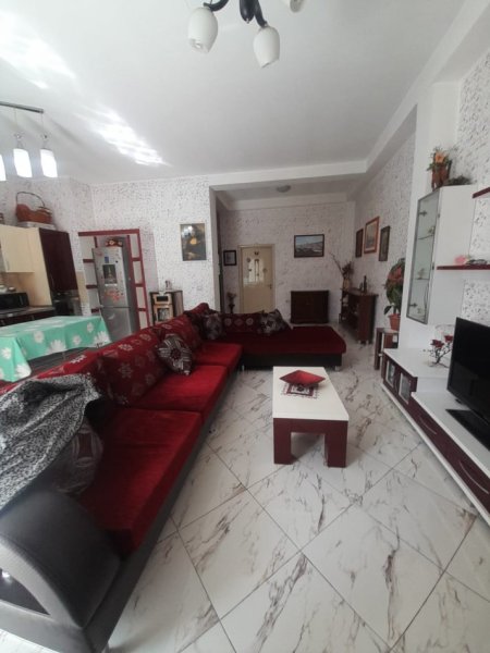 Apartament me Qera 1+1, Mobiluar, 450 E, në Fillim te Rrugës 5 Maj, Tiranë