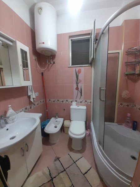 Apartament me Qera 1+1, Mobiluar, 450 E, në Fillim te Rrugës 5 Maj, Tiranë