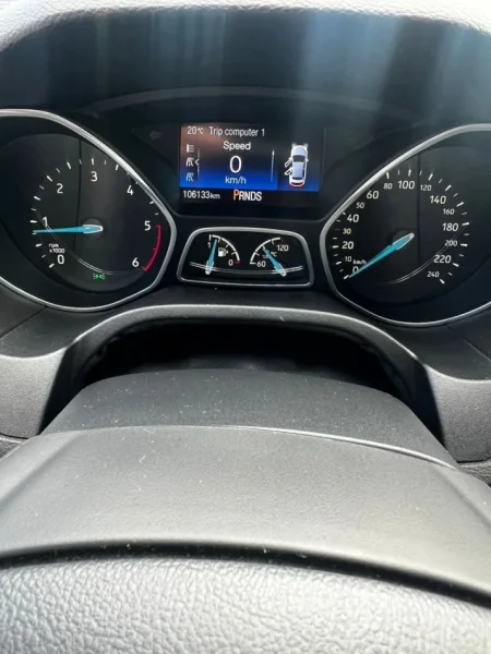 Tirane, shitet makine  Ford Focus Nafte, e zeze automatik Klima 105.000 km 7500€