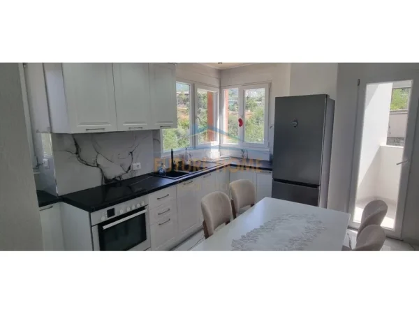 Tirane, jepet me qera apartament 2+1 Kati 1, 105 m² 500 € (FRESK)