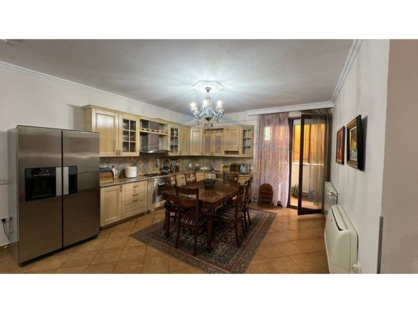 Tirane, shitet apartament 3+1 Kati 2, 172 m² 320.000 € (Siri Kodra)