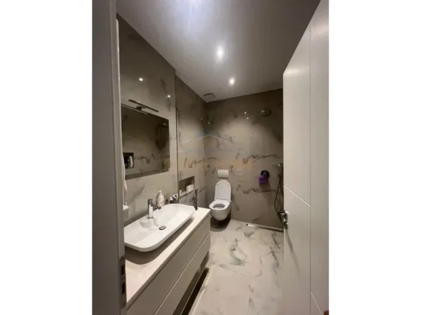 Tirane, jepet me qera apartament 1+1 Kati 2, 65 m² 500 € (ISH PARKU)