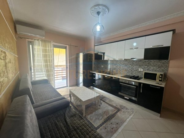 Tirane, jepet me qera apartament 1+1 Kati 4, 49 m² 400 € (KOMBINAT)