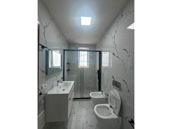 Tirane, jepet me qera apartament 1+1 Kati 4, 49 m² 400 € (KOMBINAT)