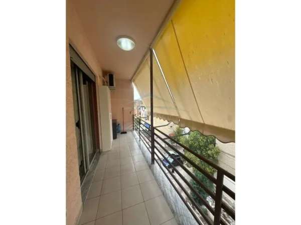 Tirane, jepet me qera apartament 1+1 Kati 4, 49 m² 400 € (KOMBINAT)