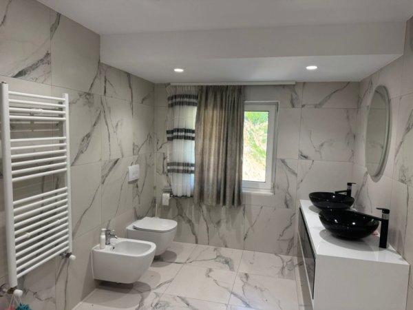 Tirane, shitet Vile 3 Katshe , 228 m² 600.000 € (Surrel)