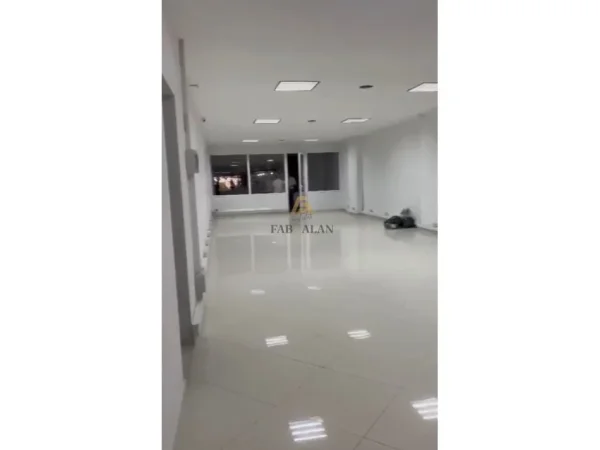 Tirane, jepet me qera ambjent biznesi Kati 2, 160 m² 2.000 € (Astir)