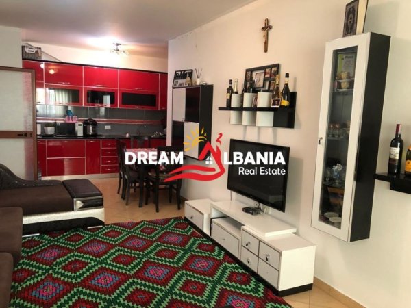 Tirane, jepet me qera apartament 2+1 , 100 m² 550 € (Rruga 5 Maji)