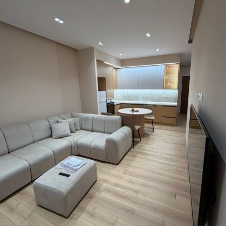 Tirane, jepet me qera apartament 2+1+Ballkon , 900 € (Vizion+)