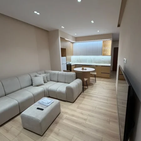 Tirane, jepet me qera apartament 2+1+Ballkon , 900 € (Vizion+)