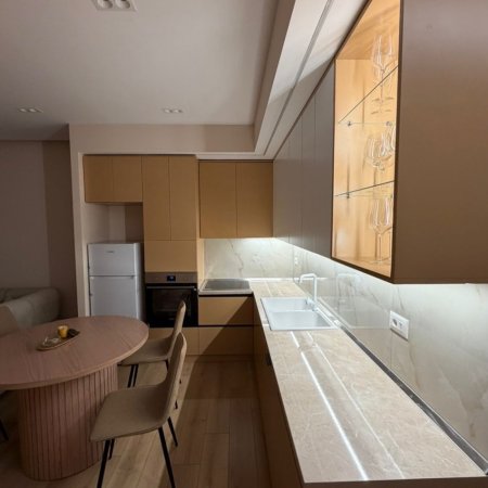 Tirane, jepet me qera apartament 2+1+Ballkon , 900 € (Vizion+)