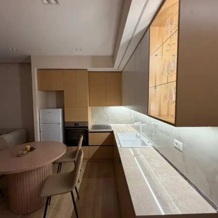 Tirane, jepet me qera apartament 2+1+Ballkon , 900 € (Vizion+)