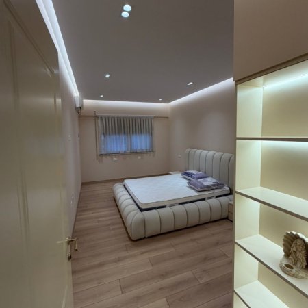 Tirane, jepet me qera apartament 2+1+Ballkon , 900 € (Vizion+)