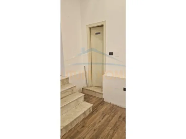 Tirane, shitet ambjent biznesi Kati 0, 55 m² 270.000 € (RRUGA ASIM VOKSHI)