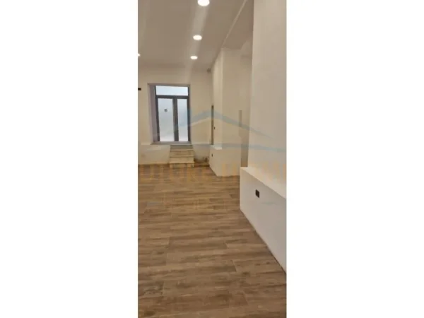 Tirane, shitet ambjent biznesi Kati 0, 55 m² 270.000 € (RRUGA ASIM VOKSHI)