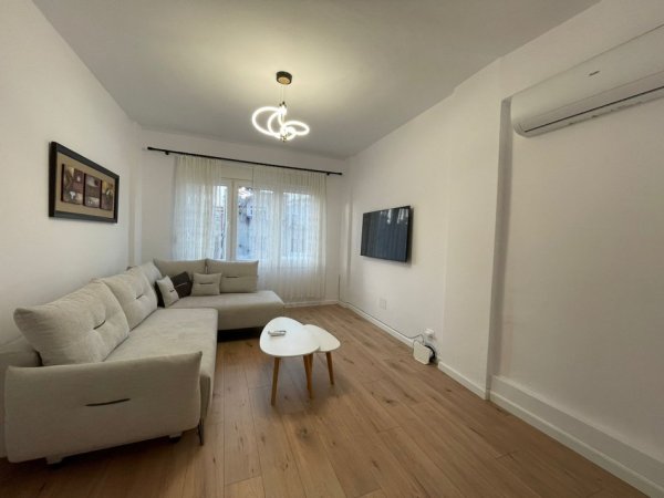 Tirane, jepet me qera apartament 1+1 Kati 4, 70 m² 800 € (Bllok, prapa Fakultetit te Drejtesise)
