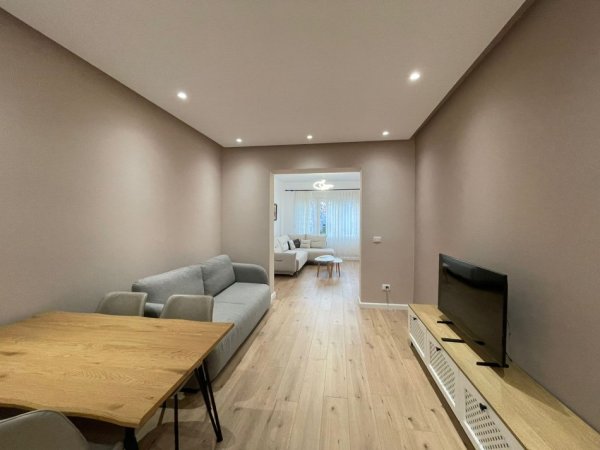 Tirane, jepet me qera apartament 1+1 Kati 4, 70 m² 800 € (Bllok, prapa Fakultetit te Drejtesise)